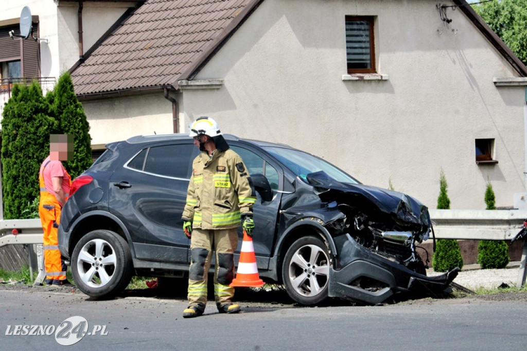 Zderzenie osobówki z ciężarówką w Kąkolewie
