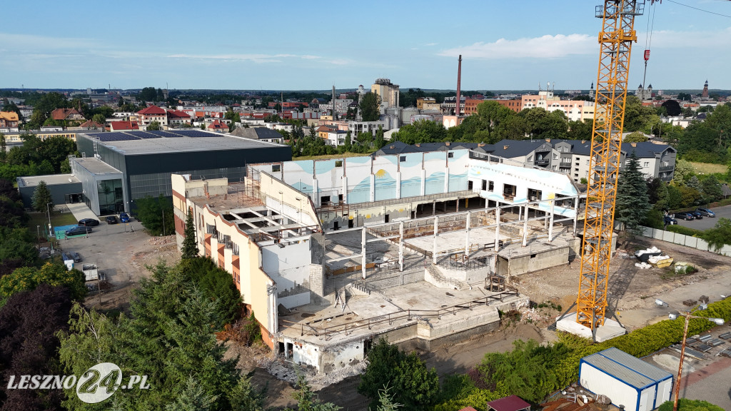 Rozbiórka pływalni Akwawit w Lesznie, lipiec 2025
