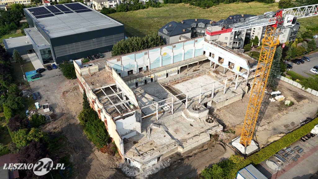 Rozbiórka pływalni Akwawit w Lesznie, lipiec 2025