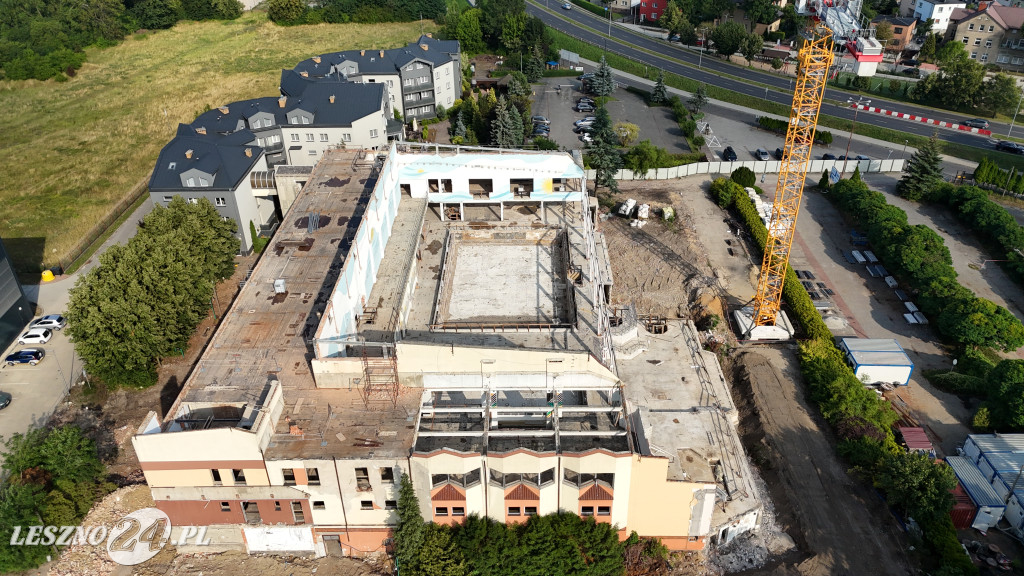 Rozbiórka pływalni Akwawit w Lesznie, lipiec 2025