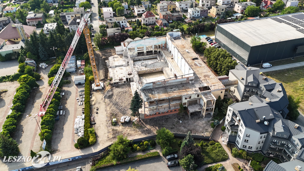 Rozbiórka pływalni Akwawit w Lesznie, lipiec 2025