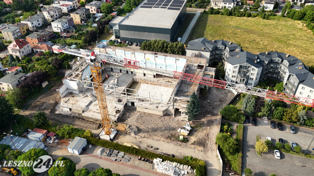 Rozbiórka pływalni Akwawit w Lesznie, lipiec 2025