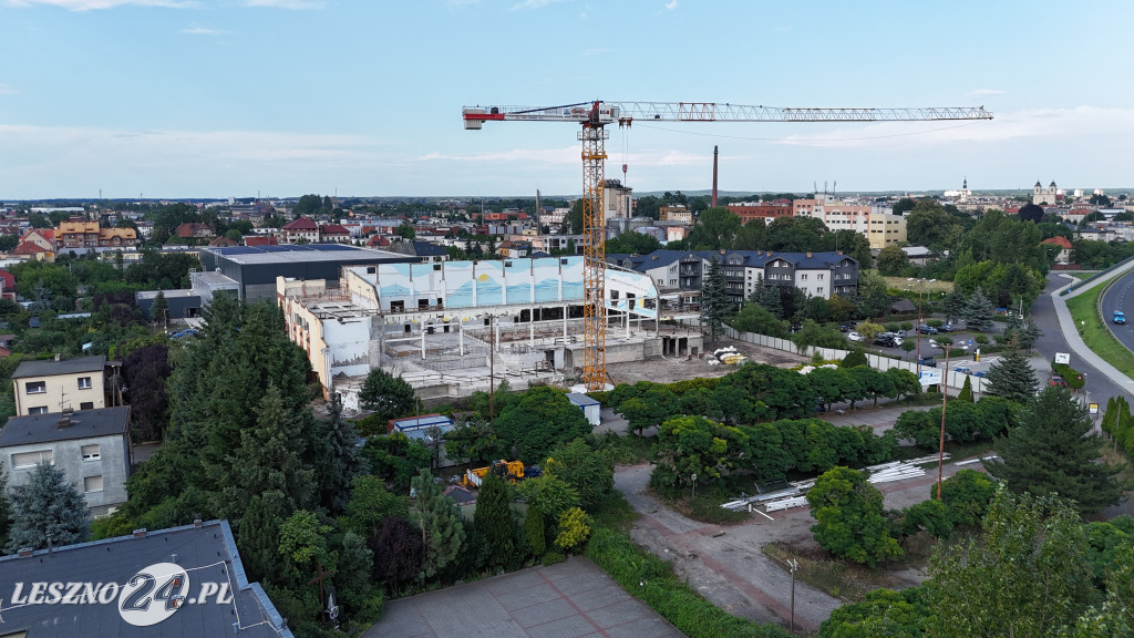 Rozbiórka pływalni Akwawit w Lesznie, lipiec 2025