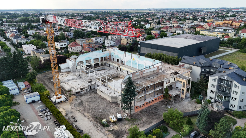 Rozbiórka pływalni Akwawit w Lesznie, lipiec 2025