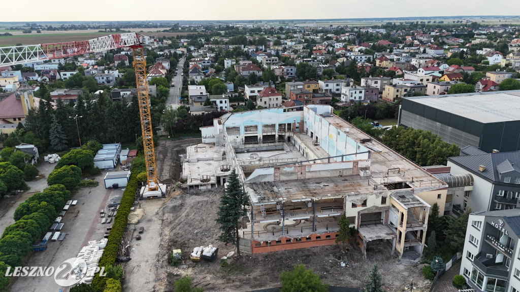 Rozbiórka pływalni Akwawit w Lesznie, lipiec 2025