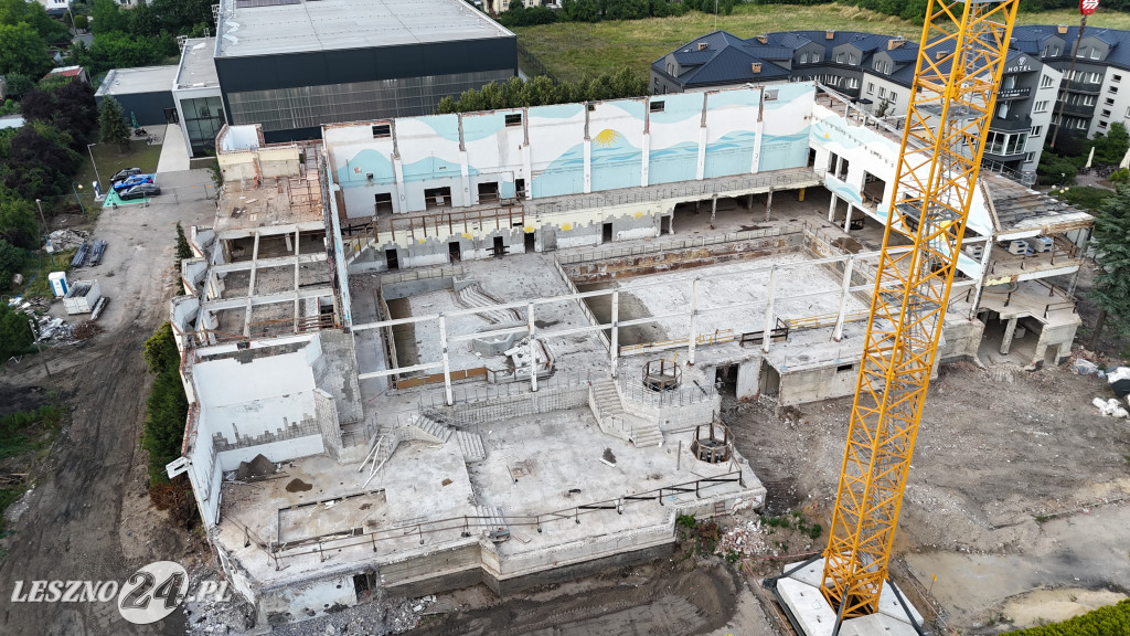Rozbiórka pływalni Akwawit w Lesznie, lipiec 2025