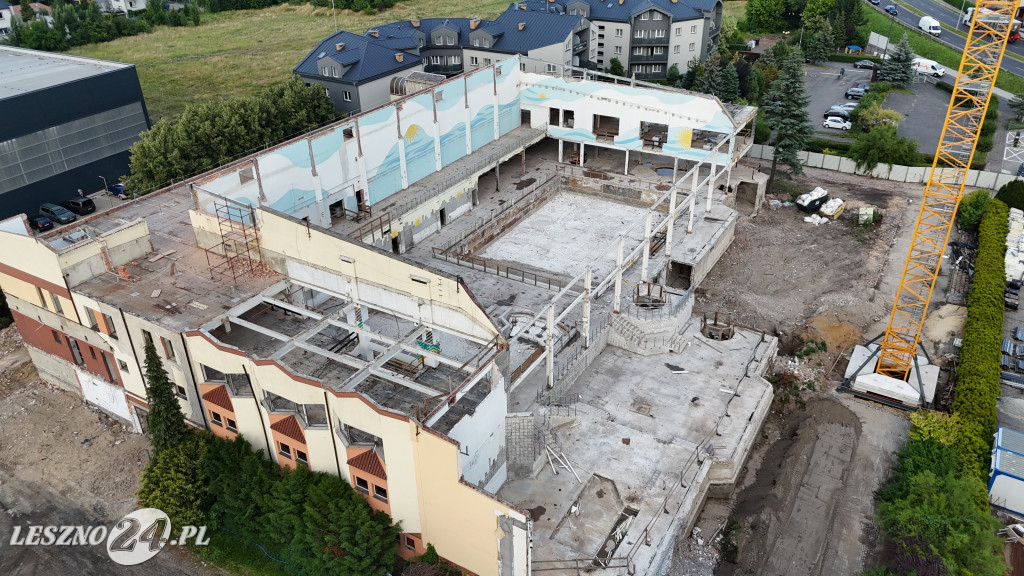 Rozbiórka pływalni Akwawit w Lesznie, lipiec 2025