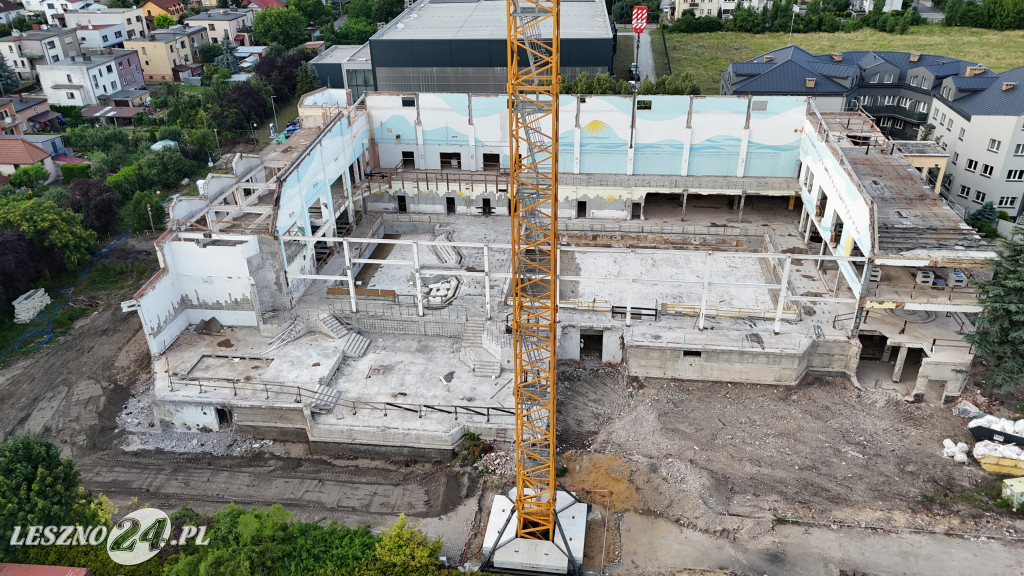 Rozbiórka pływalni Akwawit w Lesznie, lipiec 2025