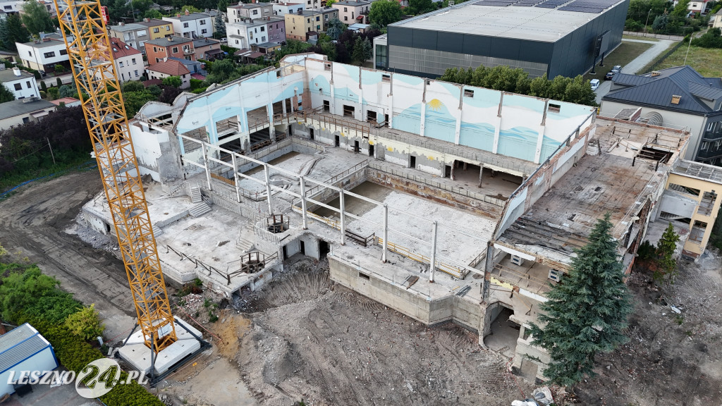 Rozbiórka pływalni Akwawit w Lesznie, lipiec 2025