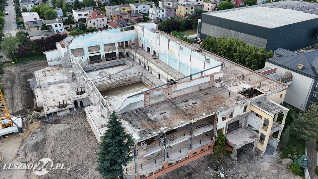 Rozbiórka pływalni Akwawit w Lesznie, lipiec 2025