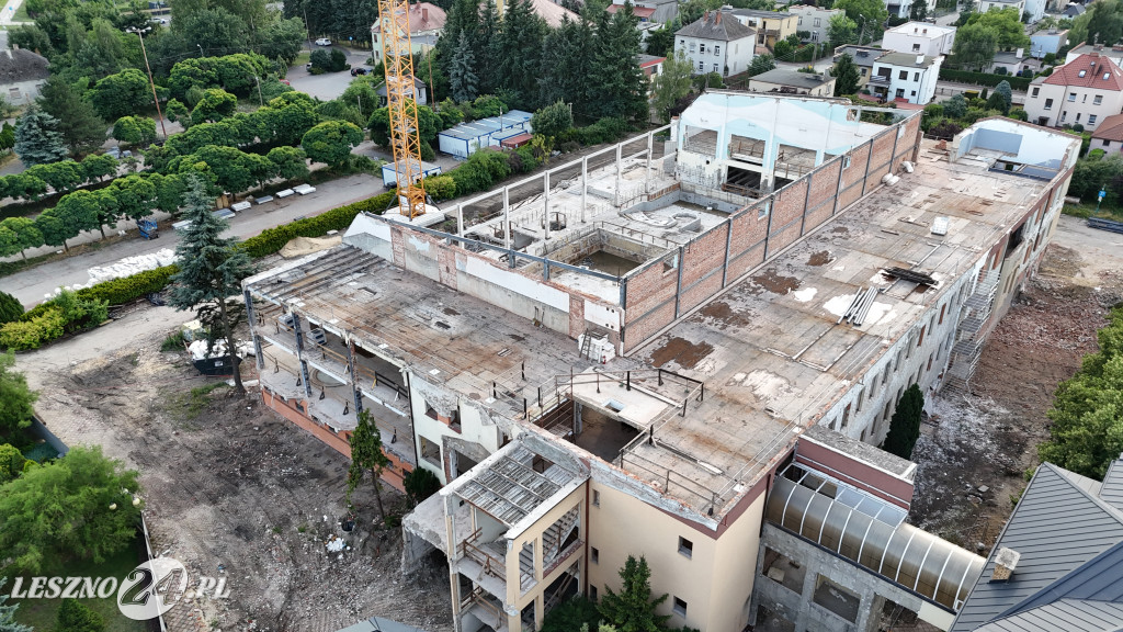 Rozbiórka pływalni Akwawit w Lesznie, lipiec 2025