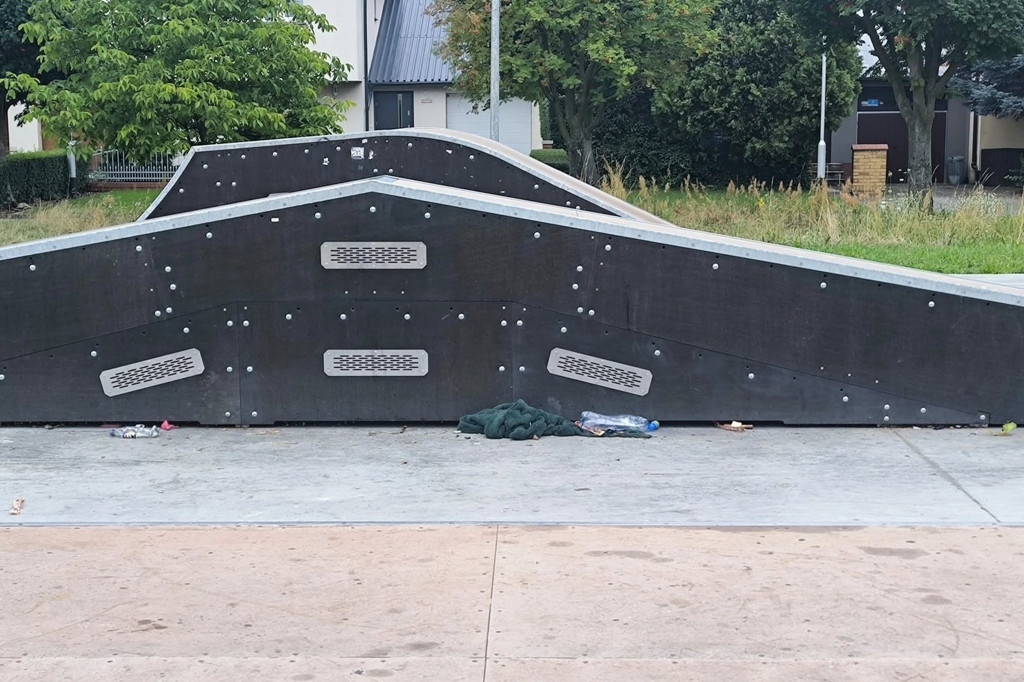 Bałagan na skateparku przy ul. Kordeckiego w Lesznie