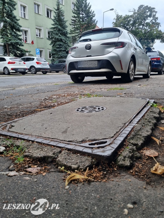 Dziurawa i zachwaszona ulica Kasprowicza w Lesznie