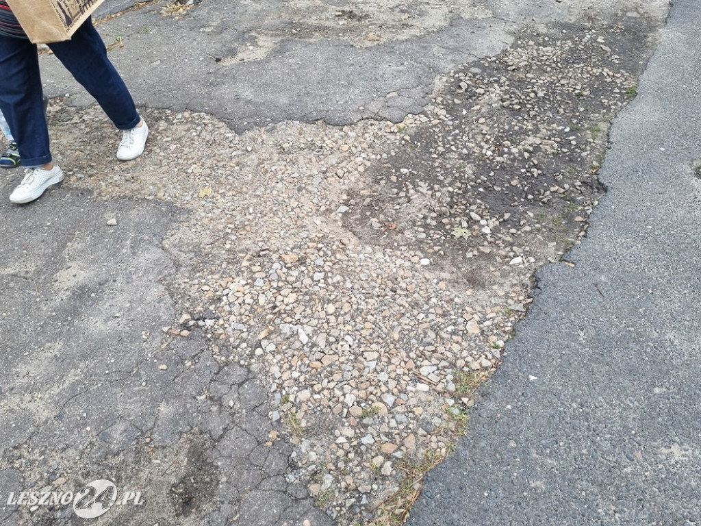 Dziurawa i zachwaszona ulica Kasprowicza w Lesznie