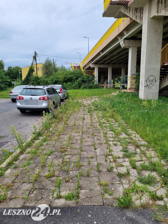 Dziurawa i zachwaszona ulica Kasprowicza w Lesznie