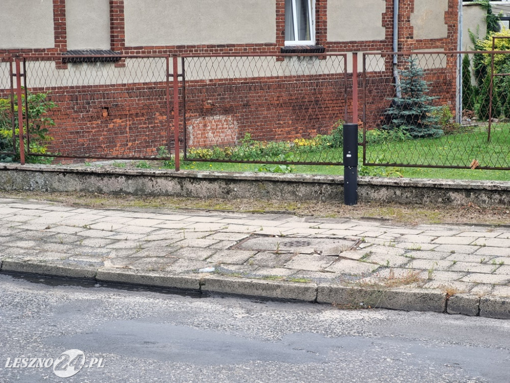 Dziurawa i zachwaszona ulica Kasprowicza w Lesznie