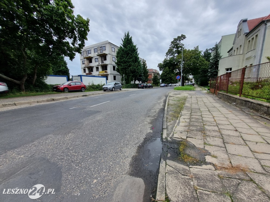 Dziurawa i zachwaszona ulica Kasprowicza w Lesznie