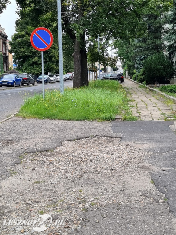 Dziurawa i zachwaszona ulica Kasprowicza w Lesznie