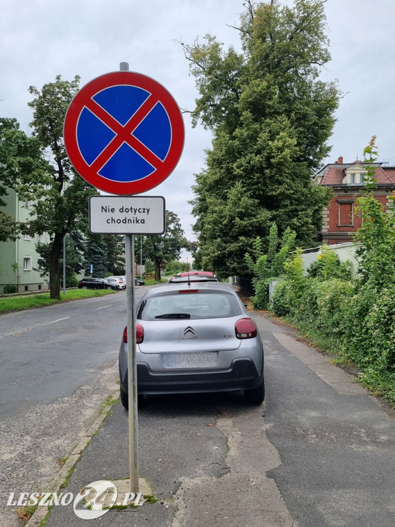 Dziurawa i zachwaszona ulica Kasprowicza w Lesznie