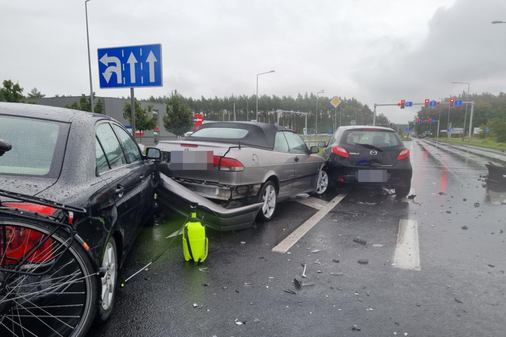 Zderzenie czterech aut przy galerii w Lesznie
