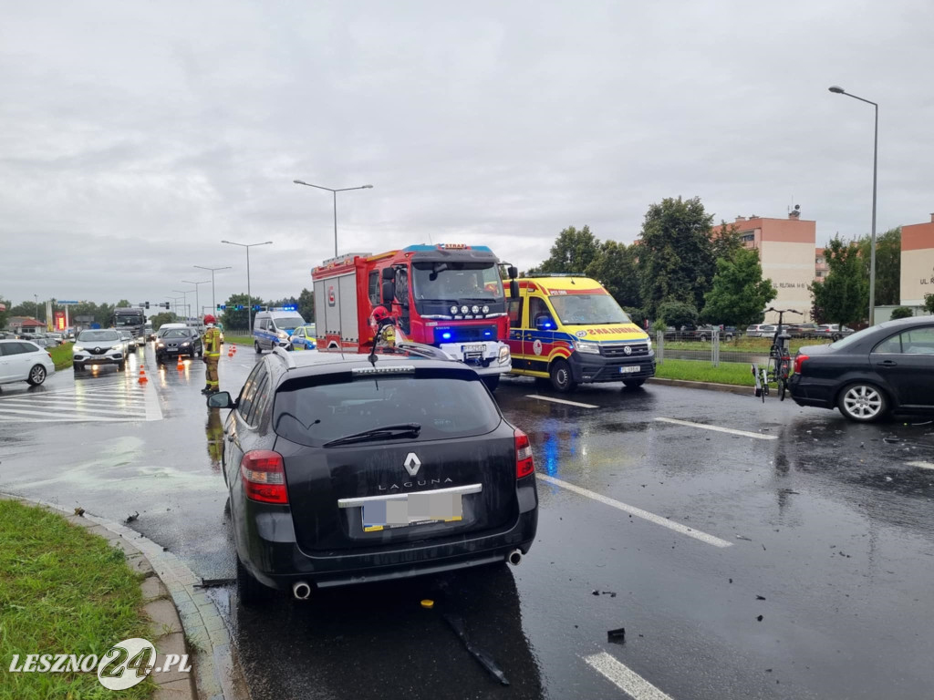 Zderzenie czterech aut przy galerii w Lesznie
