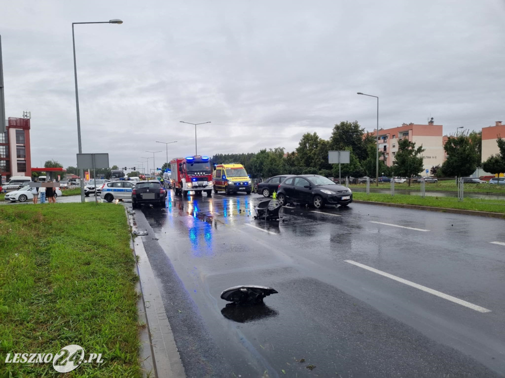 Zderzenie czterech aut przy galerii w Lesznie