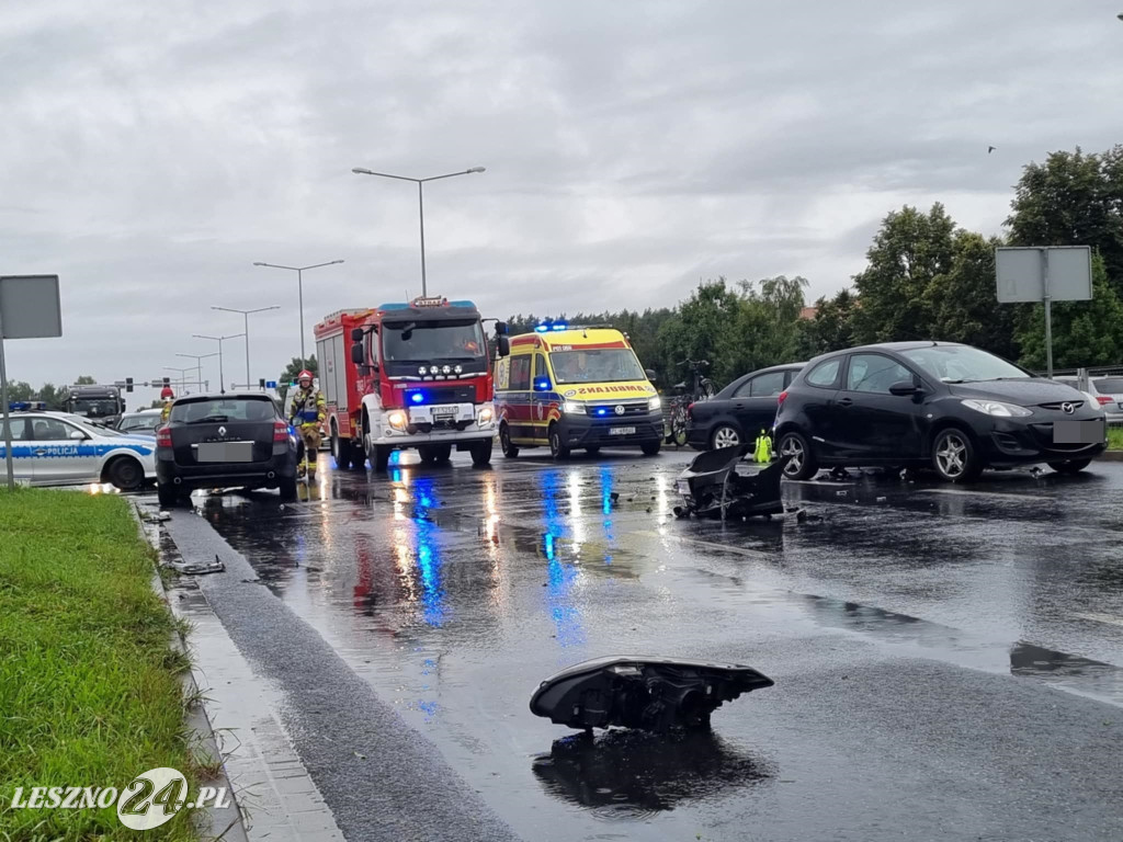 Zderzenie czterech aut przy galerii w Lesznie