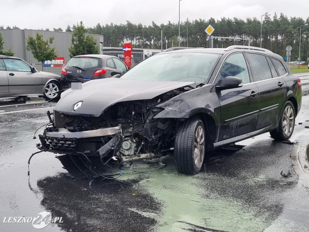 Zderzenie czterech aut przy galerii w Lesznie