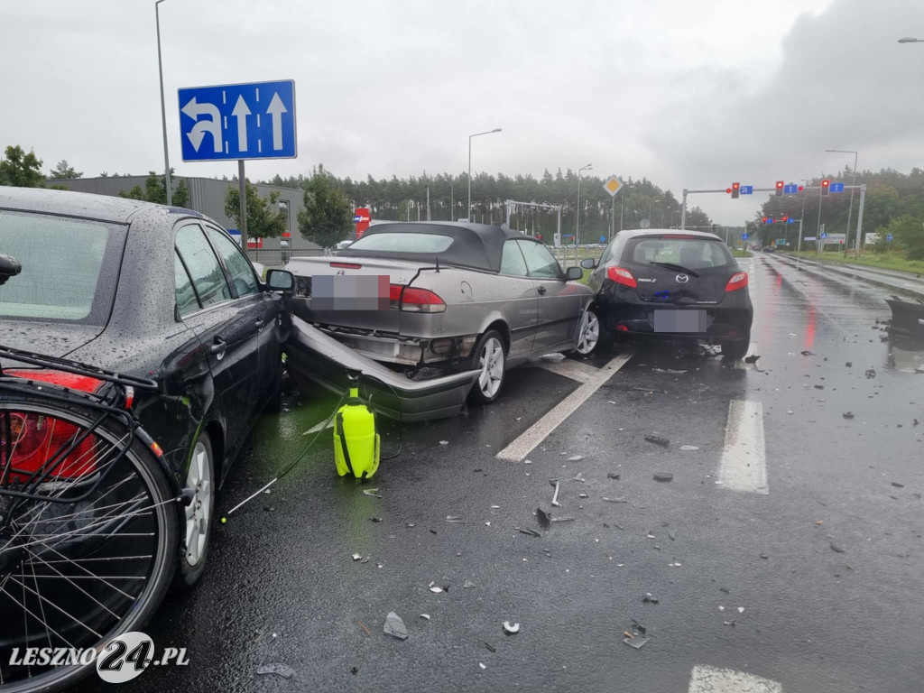 Zderzenie czterech aut przy galerii w Lesznie