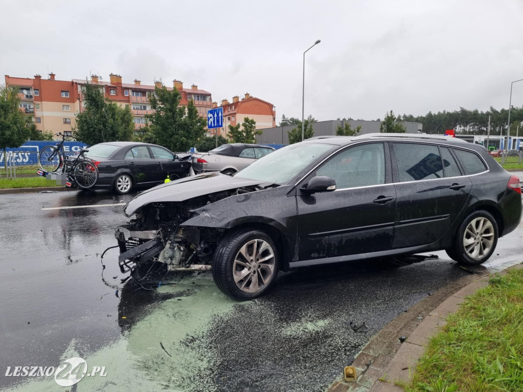 Zderzenie czterech aut przy galerii w Lesznie
