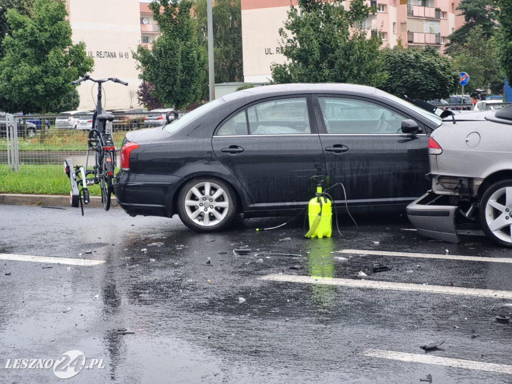 Zderzenie czterech aut przy galerii w Lesznie
