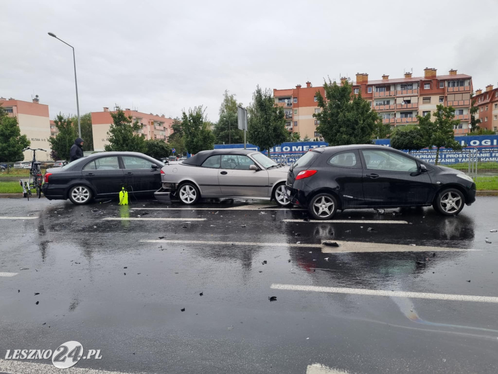 Zderzenie czterech aut przy galerii w Lesznie