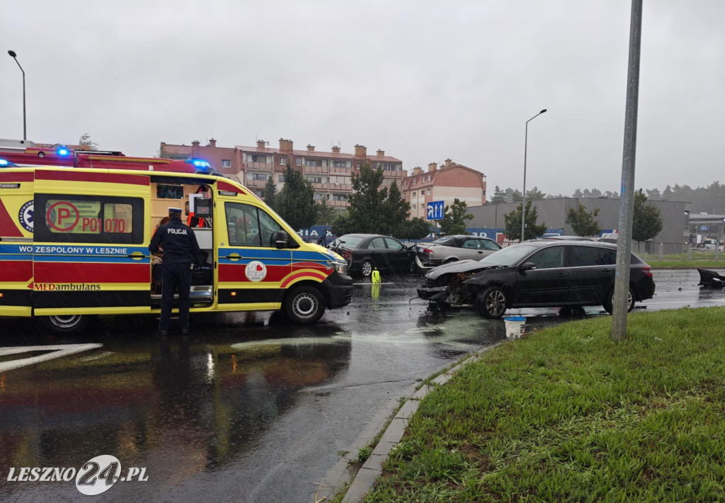 Zderzenie czterech aut przy galerii w Lesznie