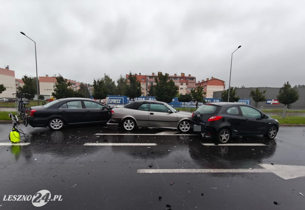 Zderzenie czterech aut przy galerii w Lesznie