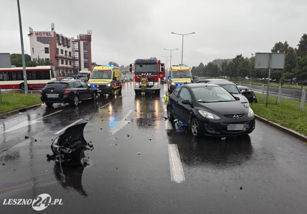 Zderzenie czterech aut przy galerii w Lesznie