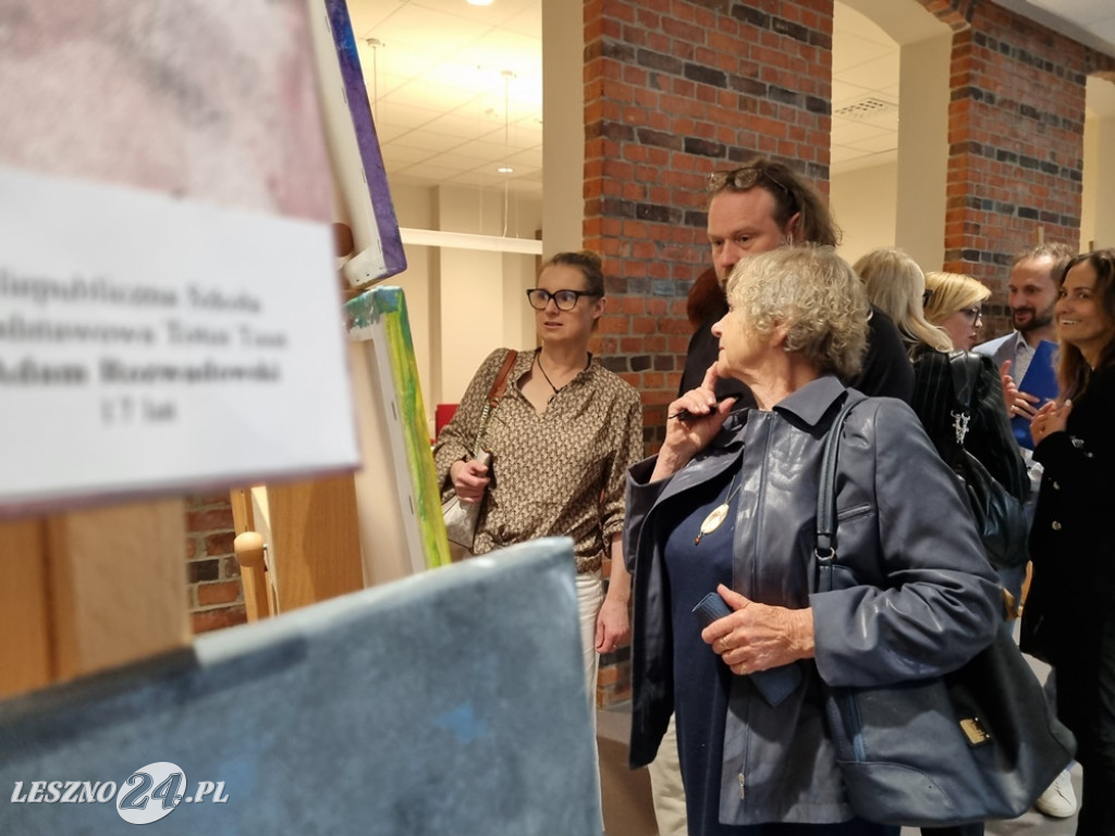 Wystawa szkoły Totus Tuus w MBP w Lesznie