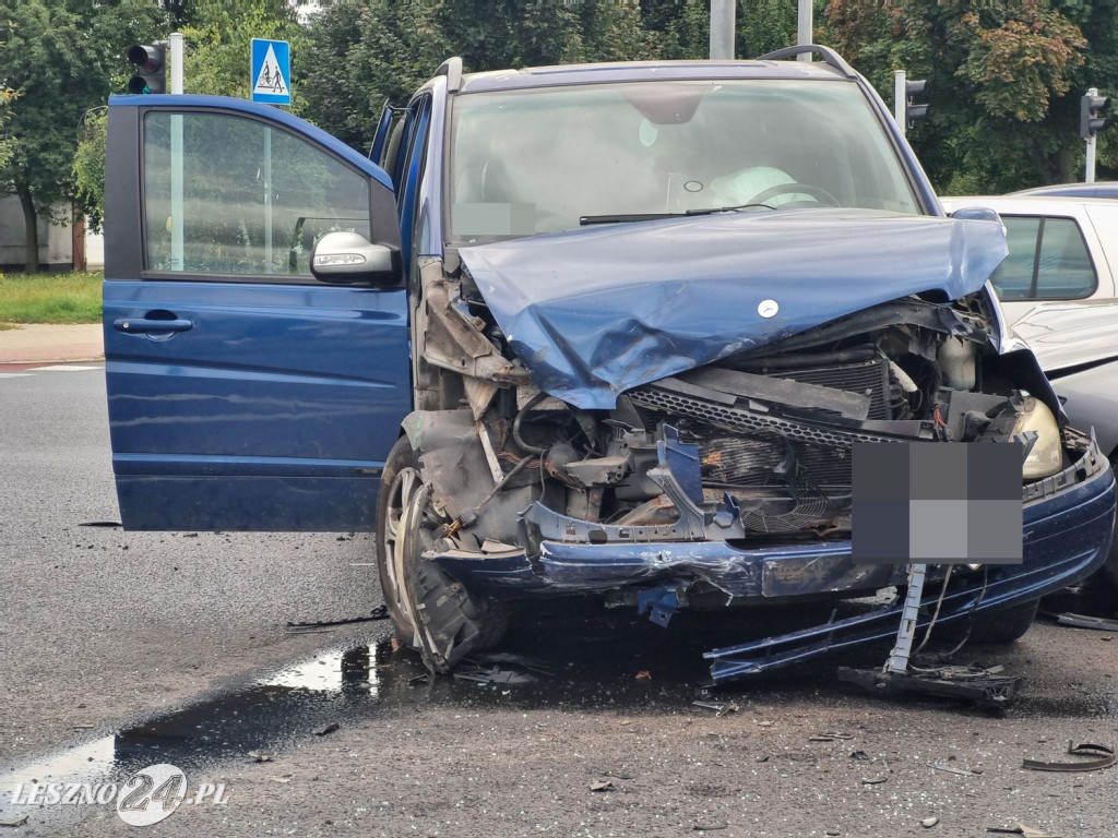 Zderzenie na Al. Konstytucji 3 Maja i Al. Jana Pawła II w Lesznie