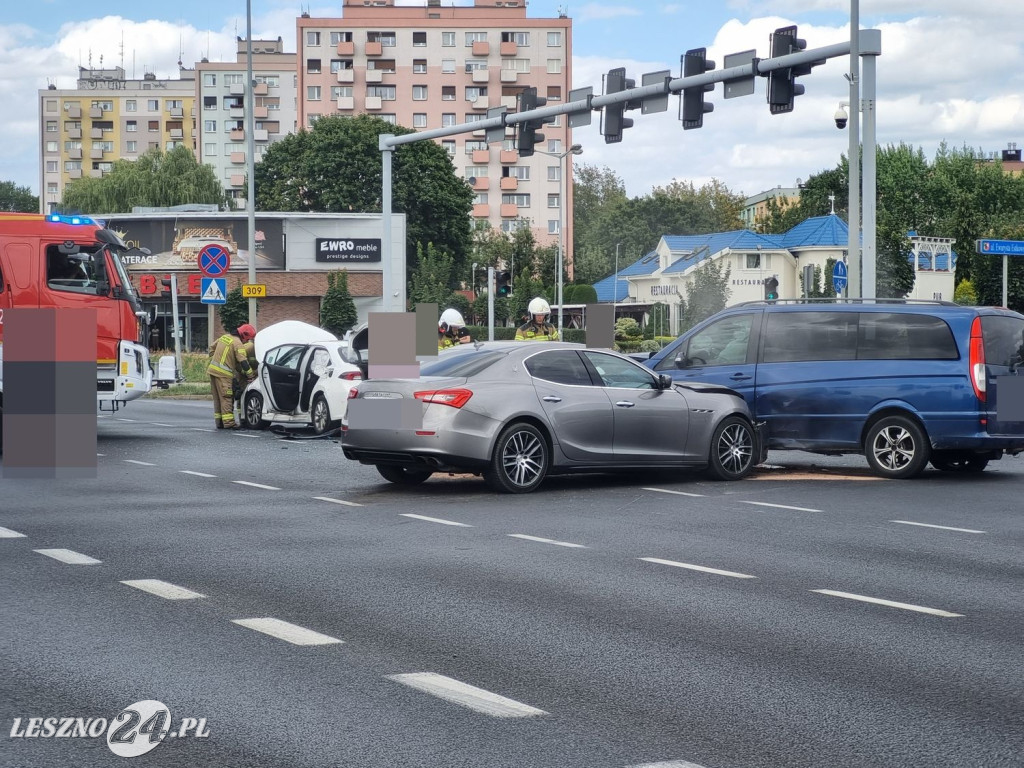 Zderzenie na Al. Konstytucji 3 Maja i Al. Jana Pawła II w Lesznie