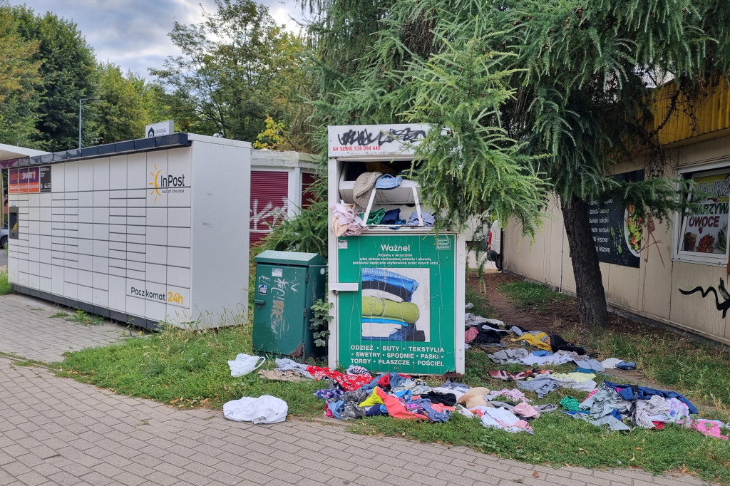 Bałagan przy kontenerze na odzież
