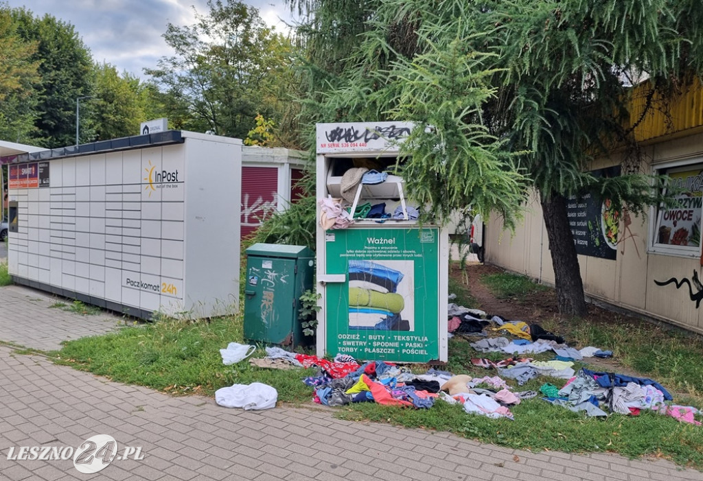 Bałagan przy kontenerze na odzież