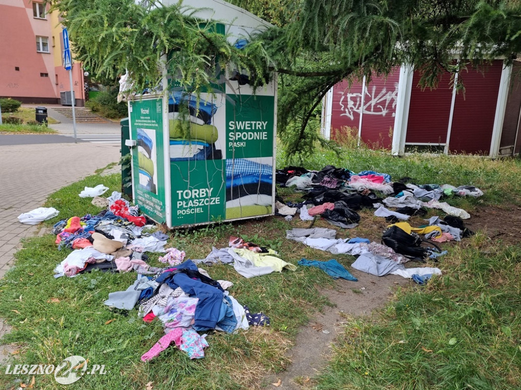 Bałagan przy kontenerze na odzież
