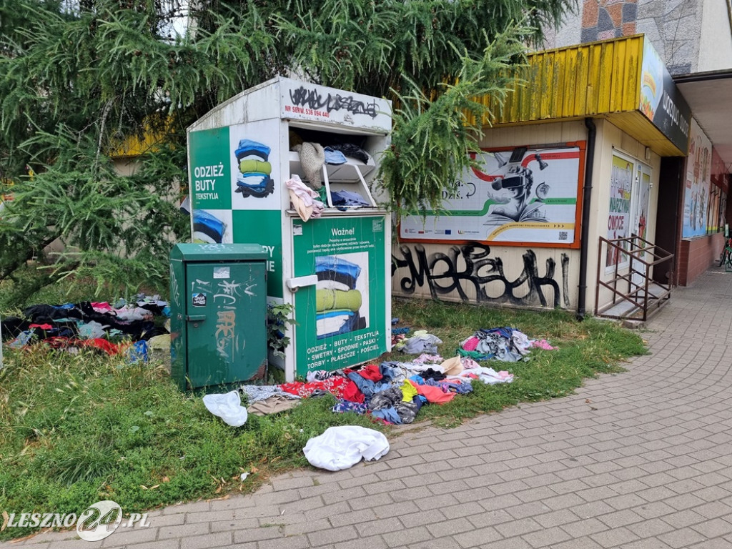 Bałagan przy kontenerze na odzież