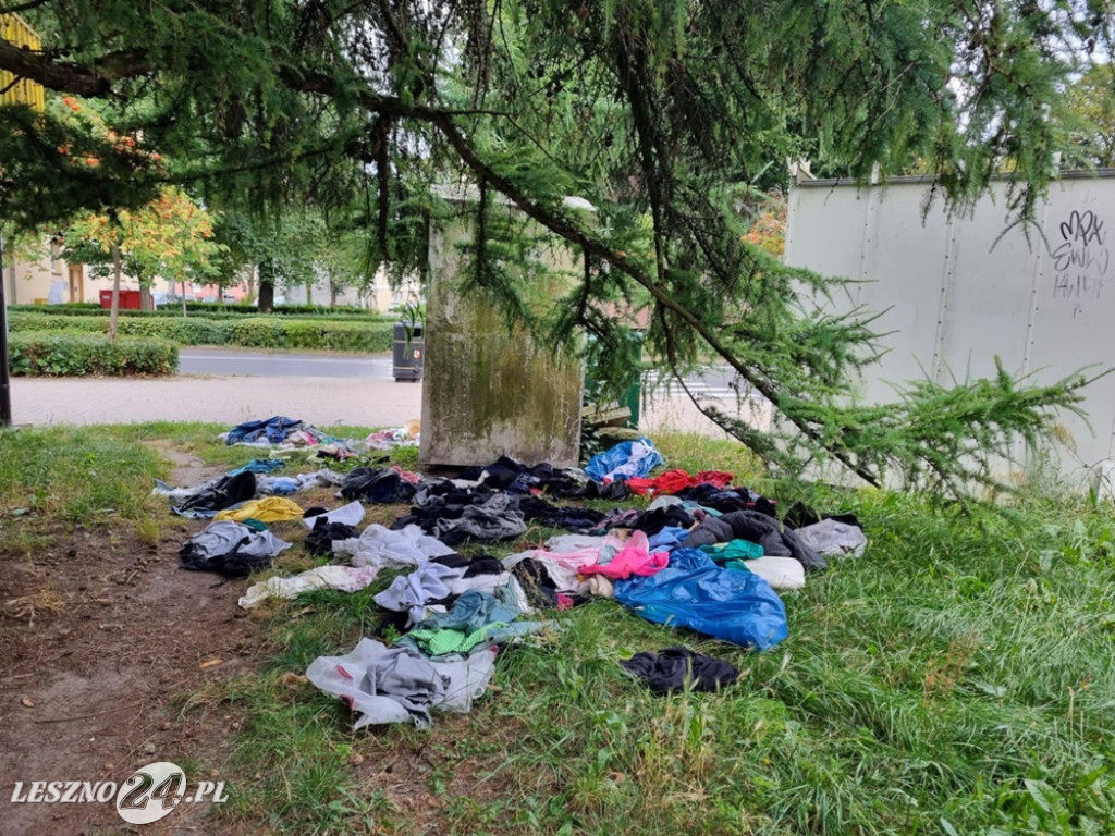 Bałagan przy kontenerze na odzież