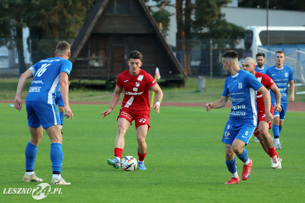 Piłkarskie derby w Lesznie dla Kani Gostyń