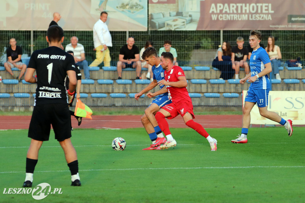 Piłkarskie derby w Lesznie dla Kani Gostyń