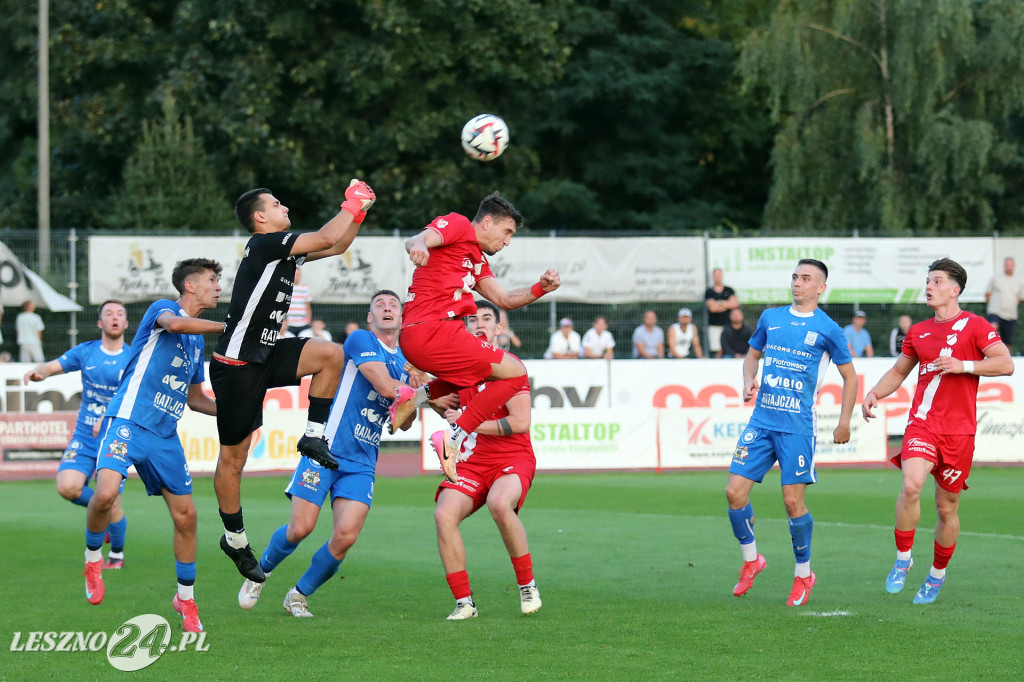 Piłkarskie derby w Lesznie dla Kani Gostyń