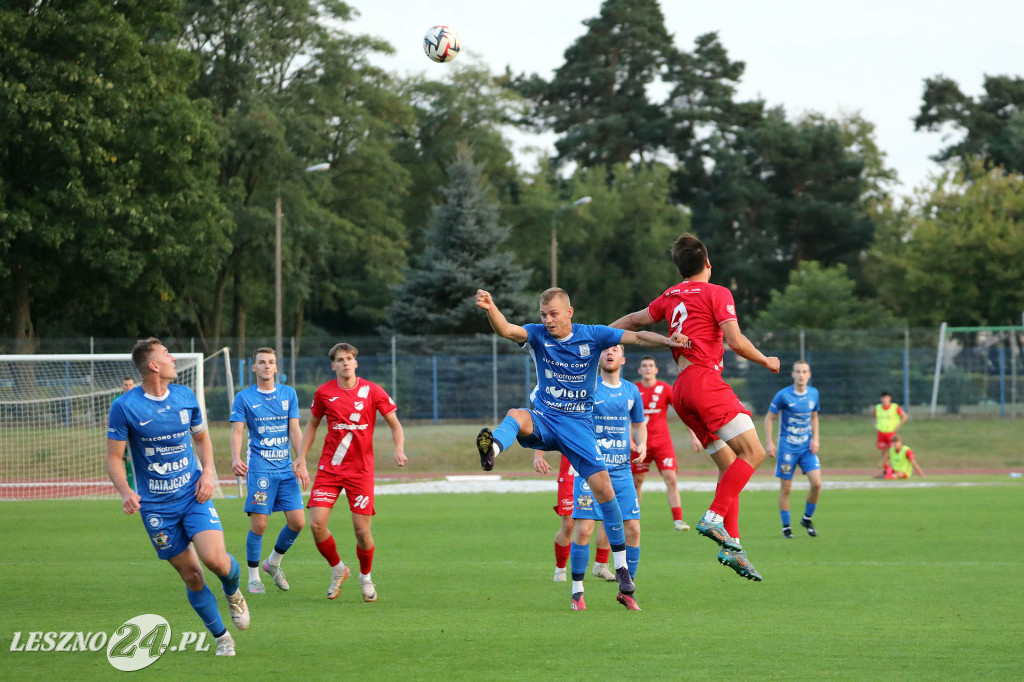 Piłkarskie derby w Lesznie dla Kani Gostyń