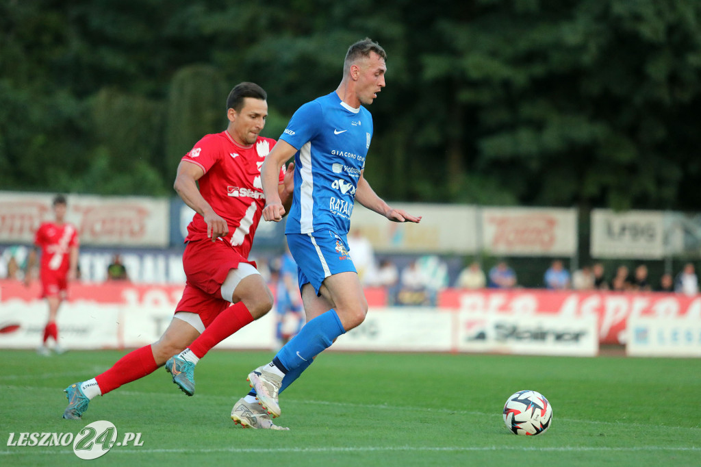 Piłkarskie derby w Lesznie dla Kani Gostyń