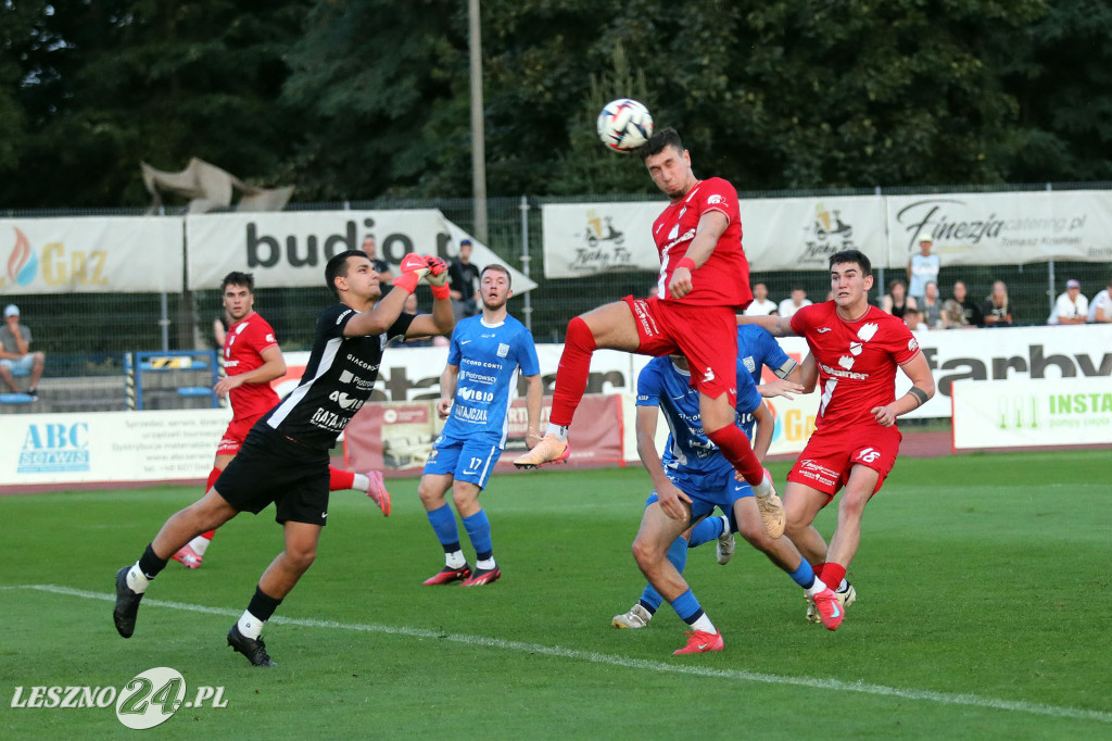 Piłkarskie derby w Lesznie dla Kani Gostyń