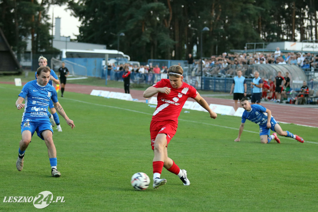 Piłkarskie derby w Lesznie dla Kani Gostyń